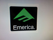 Pyramide und Dreieck ohne Auge Logo Emerica