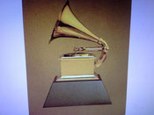 Pyramide und Dreieck ohne Auge Logo Grammy Awards