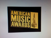 Pyramide und Dreieck ohne Auge Logo American Music Awards