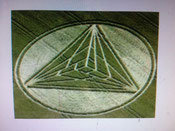 Pyramide und Dreieck ohne Auge Kornkreise